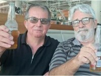 Un bărbat dat spre adopție la naștere și-a cunoscut fratele după 60 de ani. A zburat 16.000 de km ca să-l întâlnească