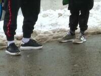 Val de accidentări la munte. Turiștii, încălțați cu adidași pe pârtii: „Avem două, trei perechi de ciorapi”