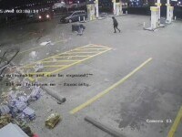 Momentul în care doi hoți din SUA scot cu forța un bancomat dintr-un magazin, cu o mașină. L-au pierdut apoi într-un șanț