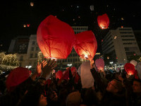 Sute de oameni au lansat lampioane cu dorințe în Atena. „Un moment magic pentru noi toți”