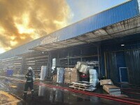 Incendiu puternic la un depozit de pe bulevardul Iuliu Maniu din București. A fost trimis mesaj RO-Alert