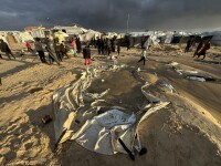 Adăposturile improvizate din Fâşia Gaza, inundate din nou de ploi puternice. GALERIE FOTO