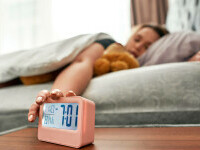 Ce se întâmplă dacă amâni alarma de dimineață. Pericolul din spatele minutelor pe care le câștigăm când apăsăm „snooze”