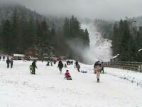 Codurile de vreme rea au adus ninsoarea mult așteptată de turiști la munte. Petreceri în aer liber și săniuțe pe pârtii