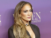 Jennifer Lopez, apariție spectaculoasă de Crăciun. Cum s-a pozat vedeta la 56 de ani. GALERIE FOTO