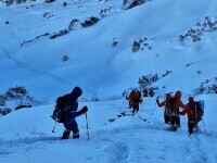 Opt ore de luptă cu viscolul în Făgăraș. Patru turiști blocați la Refugiul Călțun au fost salvați