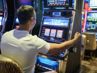 Un bărbat din Slatina a intrat într-o sală de jocuri și a amenințat o angajată cu un cuțit. A furat aproape 70.000 de lei