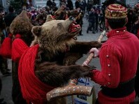 Dansul ursului, din România, recunoscut în toată lumea ca simbol al sărbătorilor de iarnă. Ce semnifică, de fapt, tradiția