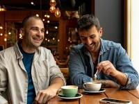 Țara europeană care introduce ”ora prieteniei” pentru a combate singurătatea. Angajații sunt plătiți ca să stea cu prietenii