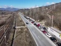 Drumul către munte, un test de răbdare înainte de Revelion. Turiștii stau blocați în coloane de kilometri întregi