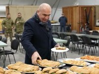 Ilie Bolojan și premierul olandez au mâncat la popotă, alături de militari, la Baza Aeriană 71 de la Câmpia Turzii | VIDEO