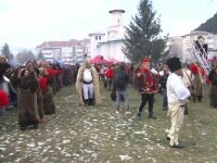 Cete de urși, spectacol pe străzile din Comănești. Mii de oameni au ieșit să vadă festivalul datinilor de iarnă