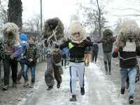 Tradiționala bătaie de la Ruginoasa de Anul Nou, oprită de jandarmi cu gaze lacrimogene pentru a preveni violențele