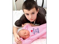 Copii cu copil... tatal are doar 13 ani, mama 15