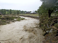 Femeie luata de o viitura si 250 de gospodarii inundate, in Covasna