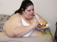 MINTE BOLNAVA! A indopat-o pana a ajuns la sute de kg, ca sa faca sex cu ea