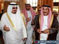 Ministrul Industriilor din Kuweit Sheikh Ahmad al-Abdullah (stanga) si ministrul Economiei din Emiratele Arabe, Mohammed bin Dhaen al-Hamli (dreapta)