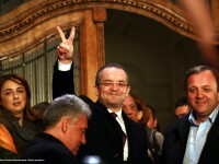 Emil Boc si-a dat demisia din functia de premier si a iesit din Guvern in aplauzele ministrilor
