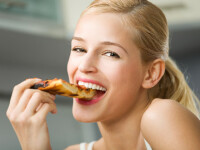 femeie mancand pizza