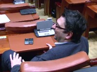Ce fac alesii de la putere cand opozitia e in greva? Iau o pauza de la munca din Parlament
