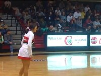 Nici starurile din NBA nu ar reusi asa ceva. O majoreta a inscris un cos magnific. VIDEO