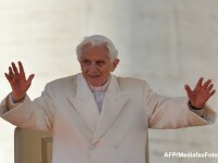 Papa Benedict al XVI-lea, selfie alaturi de un tanar. Fotografia care a devenit viral