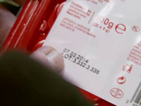 Raftul cu produse vechi. Comerciantii ar putea fi obligati sa reduca preturile la alimentele care expira in 3 zile