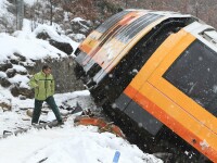 Imagini impresionante din Alpii Francezi. Doua persoane au murit si noua au fost ranite dupa ce un tren turistic a deraiat