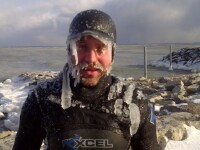 Sport extrem in SUA. Un grup de surferi s-a aventurat pe valurile Lacului Superior la -45 de grade Celsius