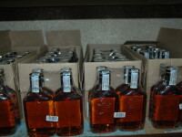Peste 400 de litri de bauturi alcoolice si zeci de pachete de tigari, confiscate de la contrabandistii din Caras-Severin