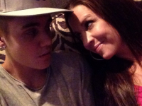 Mama lui Justin Bieber arata cat de mult seamana cu fiul ei. Inregistrarea facuta publica pe internet