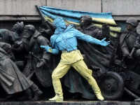 Un artist bulgar a vopsit in culorile Ucrainei monumentul soldatilor sovietici din Sofia, spre furia rusilor