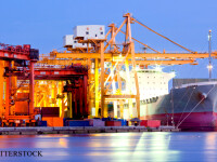 exporturi, nava comerciala care incarca containere in port