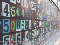 multe numere colorate pe un zid