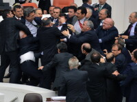 Bataie generala in Parlamentul Turciei. Cinci politicieni au fost raniti dupa ce s-a aruncat cu scaune si pahare. VIDEO