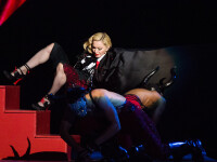 Madonna a cazut pe scena in timp ce canta la Brit Awards 2015. Momentul s-a viralizat pe retelele de socializare. VIDEO