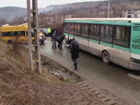 Accident frontal intre un microbuz plin de elevi si un autobuz cu 60 de pasageri. Ce au gasit politistii la fata locului