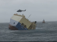 Autoritatile franceze incearca sa aduca la mal un vas care se scufunda. Ce se afla la bordul navei