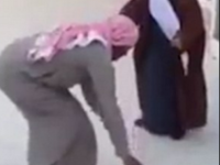 Un barbat din Arabia Saudita se urca pentru prima data pe un hoverboard. Ce a urmat in secunda urmatoare a devenit viral