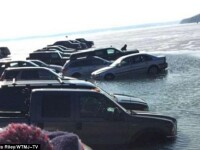 Decizia neinspirata a catorva soferi americani. 20 de masini au ajuns in apa unui lac dupa ce au fost parcate pe gheata