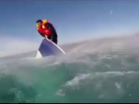 Momentul dramatic in care un migrant este scos din Marea Egee. Ce face barbatul in momentul in care ajunge la mal