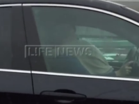 Imagini ingrijoratoare filmate in trafic. Ce facea acest barbat, cu iubita lui, in timp ce conducea cu 70 de km/h. VIDEO
