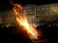 Scene ca dupa razboi pe strazile din Atena. Un protest al fermierilor s-a incheiat printr-o bataie cu jandarmii