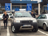 Cine isi lasa masina de fapt pe locurile destinate persoanelor cu dizabilitati in parcarea de la Aeroportul Otopeni