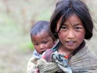Chinul prin care trec zilnic copiii dintr-un sat din Nepal, ca sa ajunga la scoala: traverseaza un rau, tinandu-se de cabluri