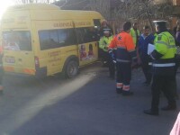 Noua copii au fost raniti in timp ce se indreptau spre scoala. Microbuzul in care se aflau a fost lovit de un autoturism