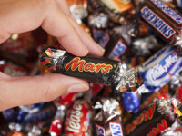 Loturi de Mars, Snickers si Milky Way retrase din 55 de tari, inclusiv Romania. Ce a fost gasit intr-un baton de ciocolata