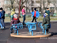 Doi copii se joaca in Parcul Crangasi din Capitala