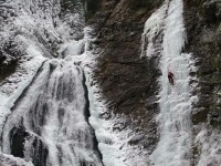 Escalada pe stanci inghetate in judetul Cluj. Festivalul peretilor de gheata are loc in weekend la Cascada Valul Miresei