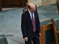 Senatorul Traian Basescu participa la sedinta in plen a Senatului.